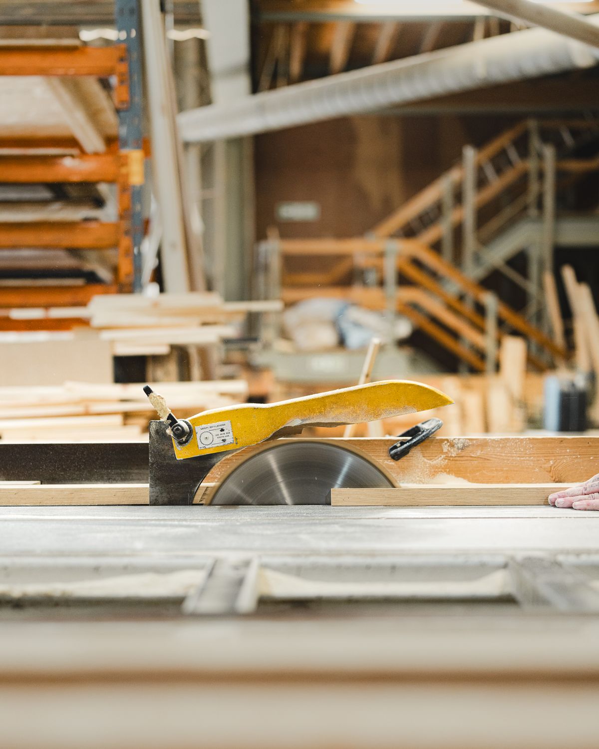 Blick in die Werkstatt der Tischlerei Egger: Werkbank, Handwerkzeug und Massivholz